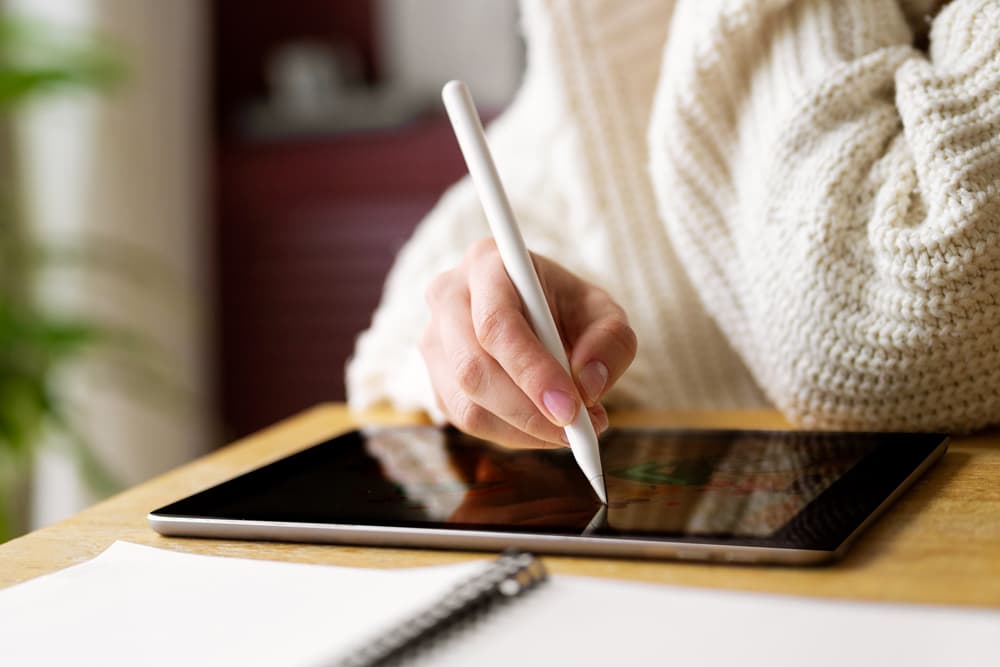 Operatrice del servizio clienti al telefono in ufficio, pronta ad assistere durante la firma